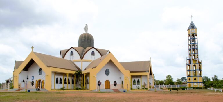 Sanctuaire Notre-Dame de la Divine Miséricorde d'Allada - Cotonou DSC 0069 768x353