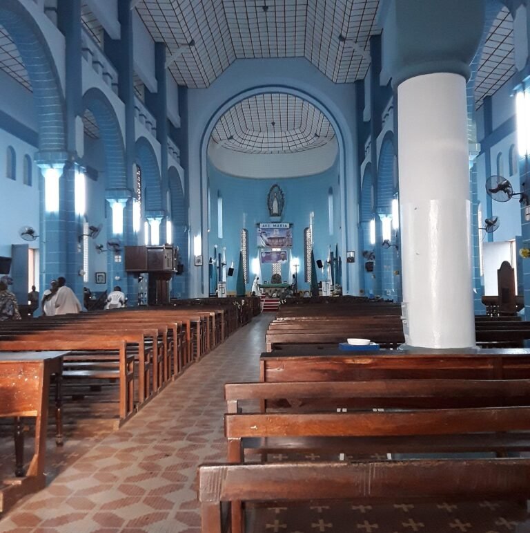 Cathédrale Notre-Dame de l’Immaculée Conception – Porto-Novo Interieur Cathedrale Porto Novo 768x771