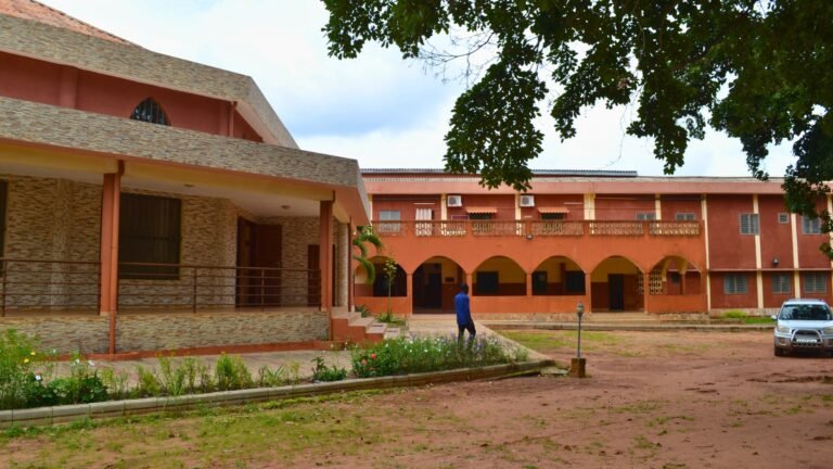 Monastère Jésus-Eucharistie des Sœurs Clarisses Capucines de Wawata-Zinvié Cours du monastere de wawata 768x432