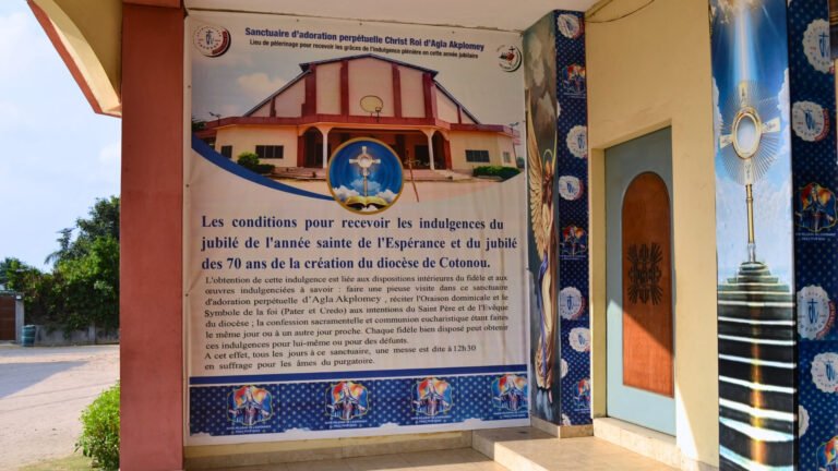 Sanctuaire diocésain d’adoration perpétuelle Christ-Roi de Cotonou Le mure des indulgences Sanctuaire AP Agla 768x432