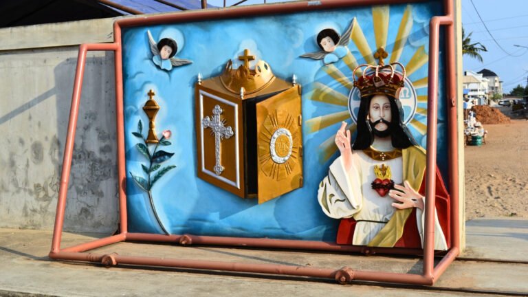 Sanctuaire diocésain d’adoration perpétuelle Christ-Roi de Cotonou Portail du Sanctuaire AP Agla 768x432
