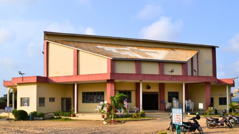 Sanctuaire diocésain d’adoration perpétuelle Christ-Roi de Cotonou Vu densemble Sanctuaire AP Agla vu de lexterieur 768x432